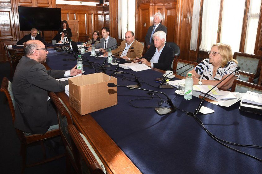Los miembros de la comisión preinvestigadora Nicolás Viera, Eduardo Brenta y Graciela Bianchi recibieron al denunciante Sebastián Sabini el mércoles