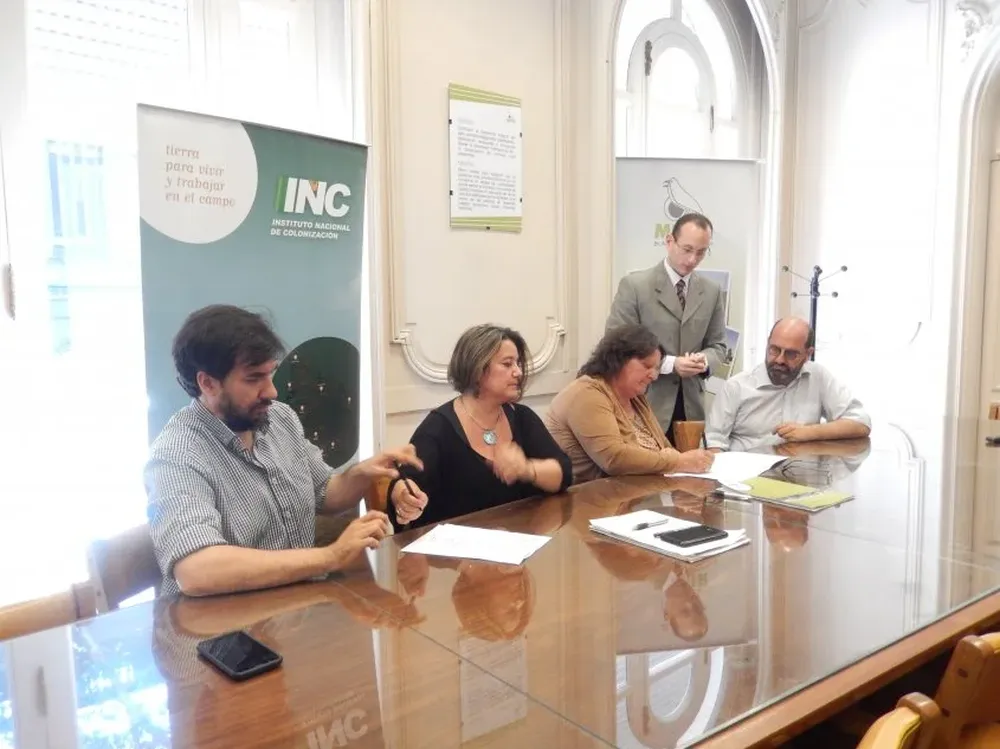 El momento de la firma del convenio entre los representantes de Mevir y del Instituto Nacional de Colonización
