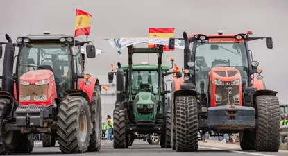 Tractores concentrados en la autovía A-4 en el kilómetro 121 a la altura de Madridejos (Toledo)