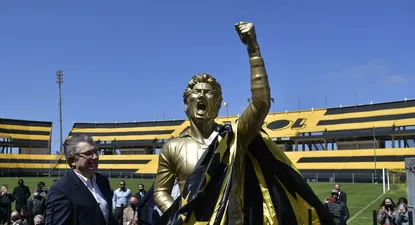 Morena y su estatua en el Campeón del Siglo