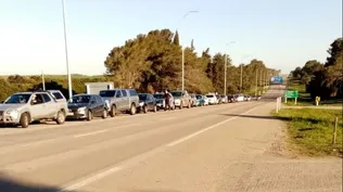 En los puestos fronterizos suelen formarse largas colas para cruzar a Argentina.