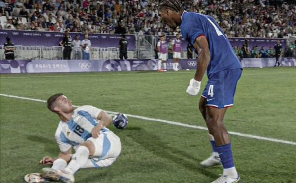 Loïc Badé de Francia le grita de todo a Lucas Beltrán de la selección de Argentina en los Juegos Olímpicos París 2024