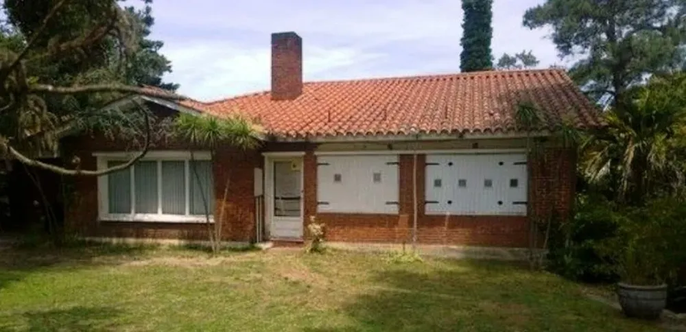 El terreno donde se ubica la edificación tiene un área total de 2.046 m2.