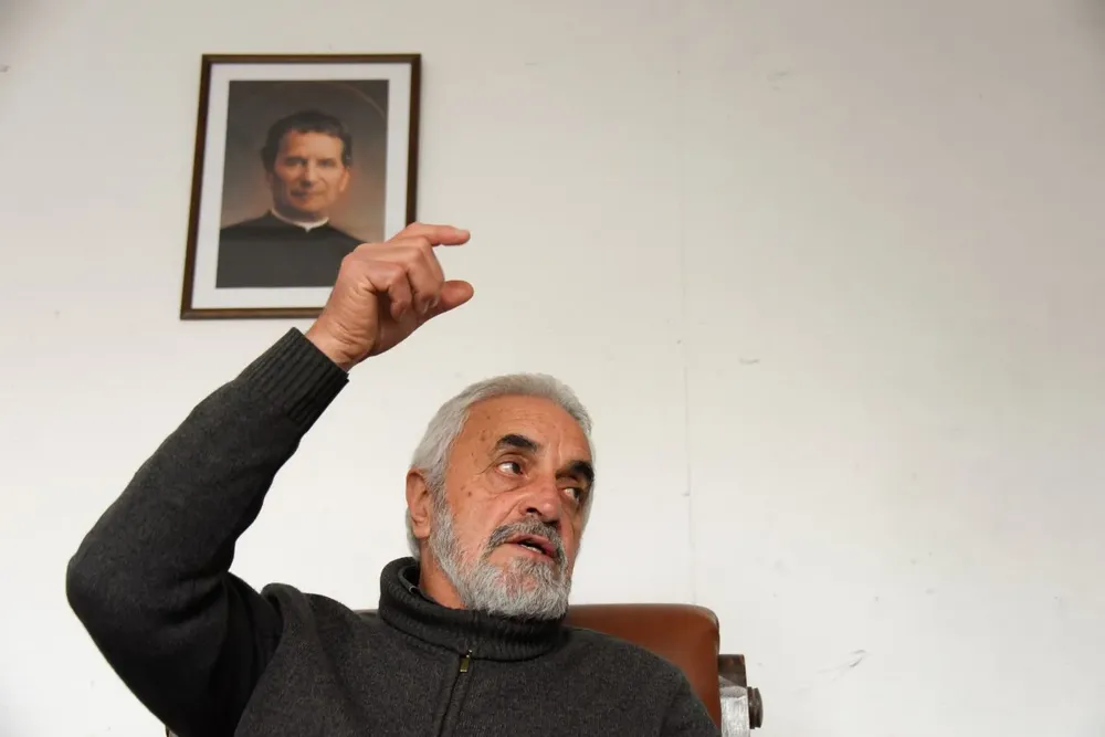 El sacerdote Mateo Méndez en entrevista con El Observador en noviembre de 2023