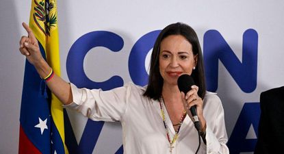 La líder de la oposición, María Corina Machado, no pudo inscribir su candidatura por una decisión de la Contraloría que contó con el aval del TSJ.