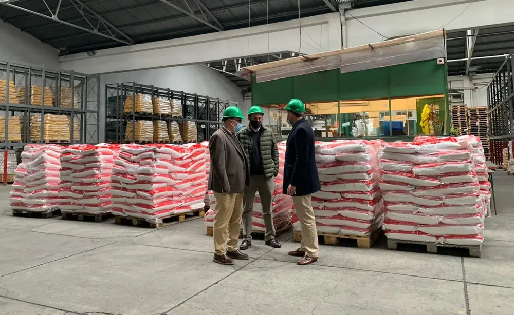 El momento de la entrega de la última donación de arroz.