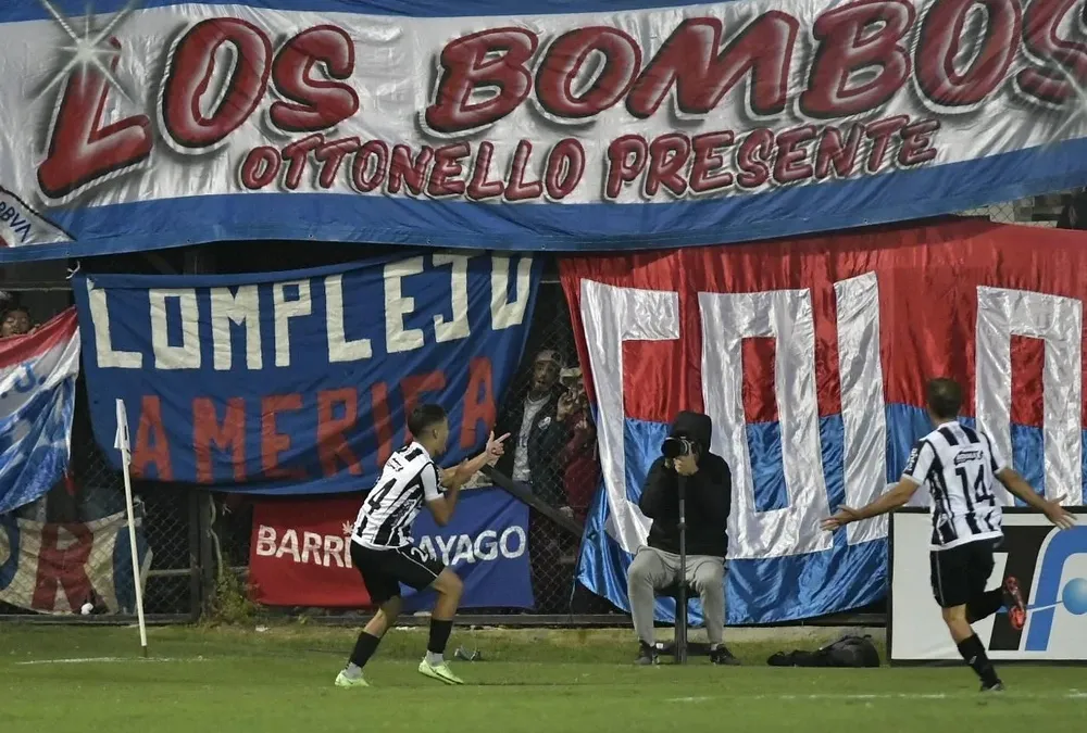 El primer gesto de Hernández, metralleta a la hinchada de Nacional