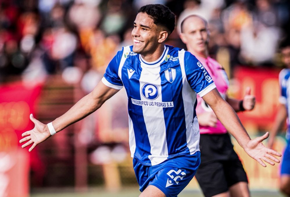 Rodrigo Chagas celebra el 1-0 de Juventud ante Progreso