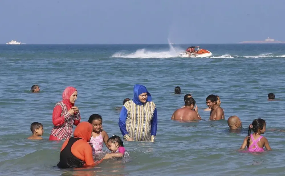 Archivo. Mujeres usando burkinis en la playa Bizerte, al nordeste de Túnez
