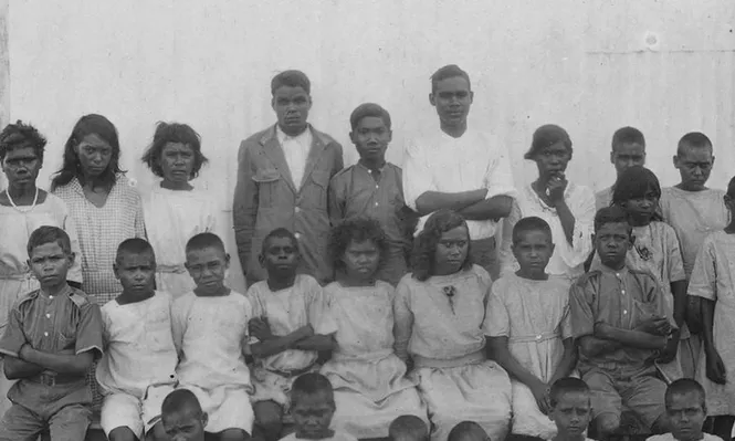 Los niños fueron entregados a nuevos hogares e instituciones como parte de una política que buscaba crear una “Australia Blanca”.