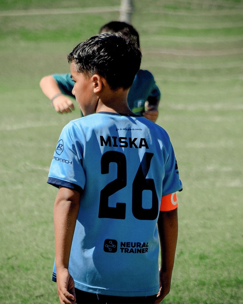 Leo Gargano con la camiseta de Rincón de baby fútbol, con el nombre de su mamá Miska en la espalda, debido al Día de la Madre