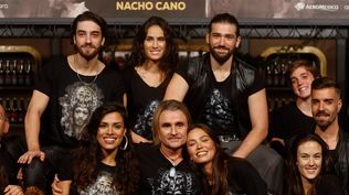 Nacho Cano junto a parte del elenco de Malinche.