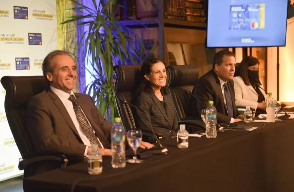 El subsecretario de Turismo, Remo Monzeglio, la ministra de Economía, Azucena Arbeleche, y el presidente del BROU, Salvador Ferrer, en la presentación de los instrumentos Siga Turismo y Siga Plus