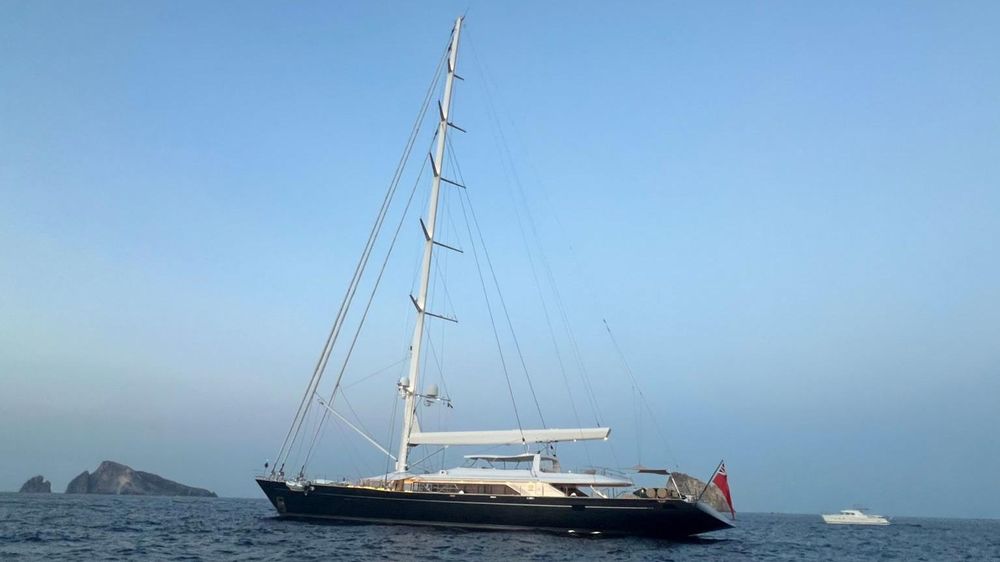 De las 22 personas a bordo del Bayesian, 15 lograron subir a una balsa salvavidas cuando el yate comenzó a volcarse.