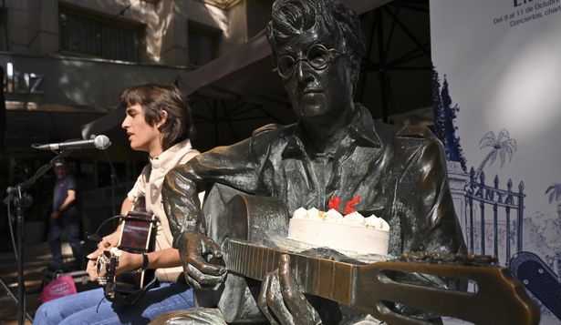 John Juárez, el músico de 15 años que homenajea a John Lennon. EFE