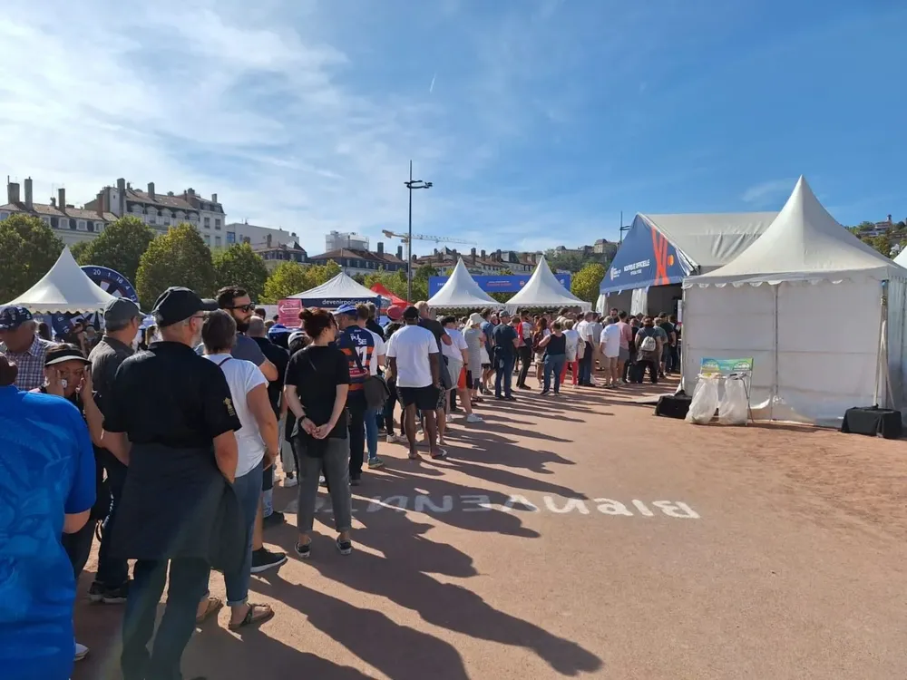 Mucha gente en la Fan Zone de Lyon