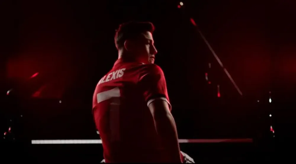 Alexis con el piano de Manchseter United