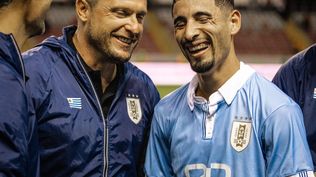 Diego Pérez y Walter Domínguez sonríen luego del empate de la selección de Uruguay ante Costa Rica, en lo que fue el debut del jugador de OFI
