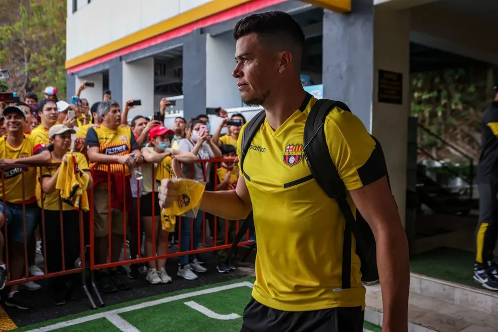 El uruguayo Carlos Rodríguez de Barcelona de Guayaquil recibió un botellazo y el clásico ante Emelec se suspendió