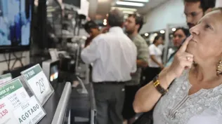 Confianza de consumidor se recupera y vuelve a zona de “moderado pesimismo”