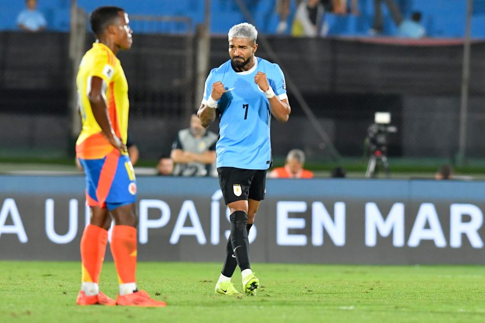 Rodrigo Aguirre de la selección de Uruguay, celebra su gol ante Colombia