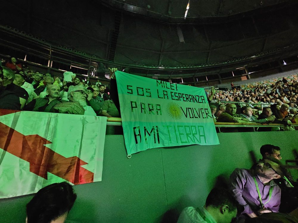 Una de las banderas en el estadio donde se celebra la cumbre de Vox.