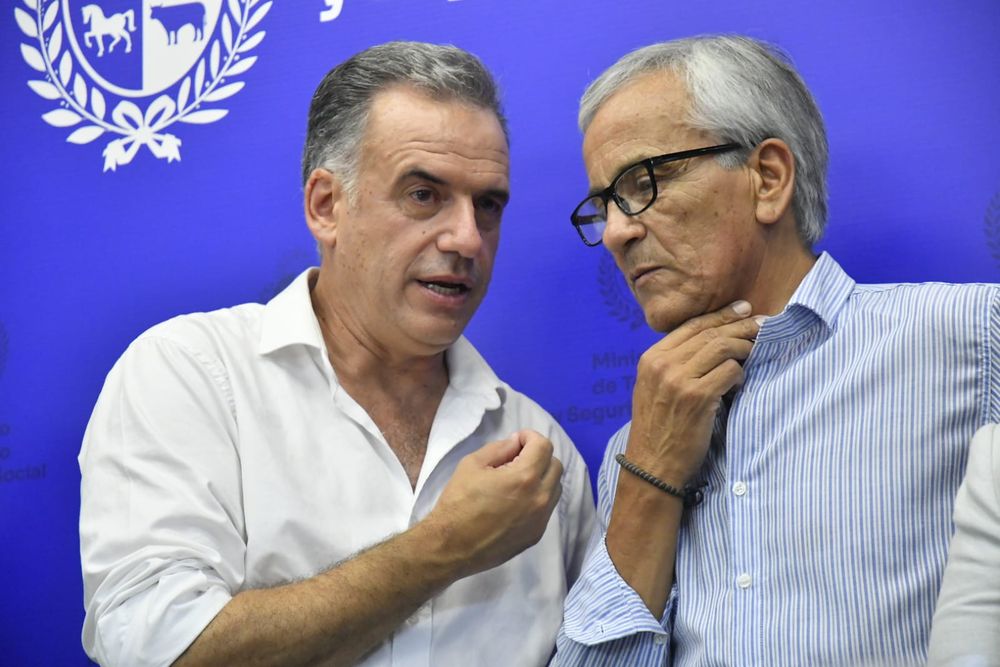 El ministro de Trabajo, Juan Castillo, junto al presidente Yamandú Orsi