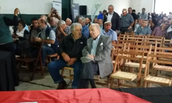 Los expresidentes José Mujica y Julio María Sanguinetti previo al inicio de la reunión lechera en Florida