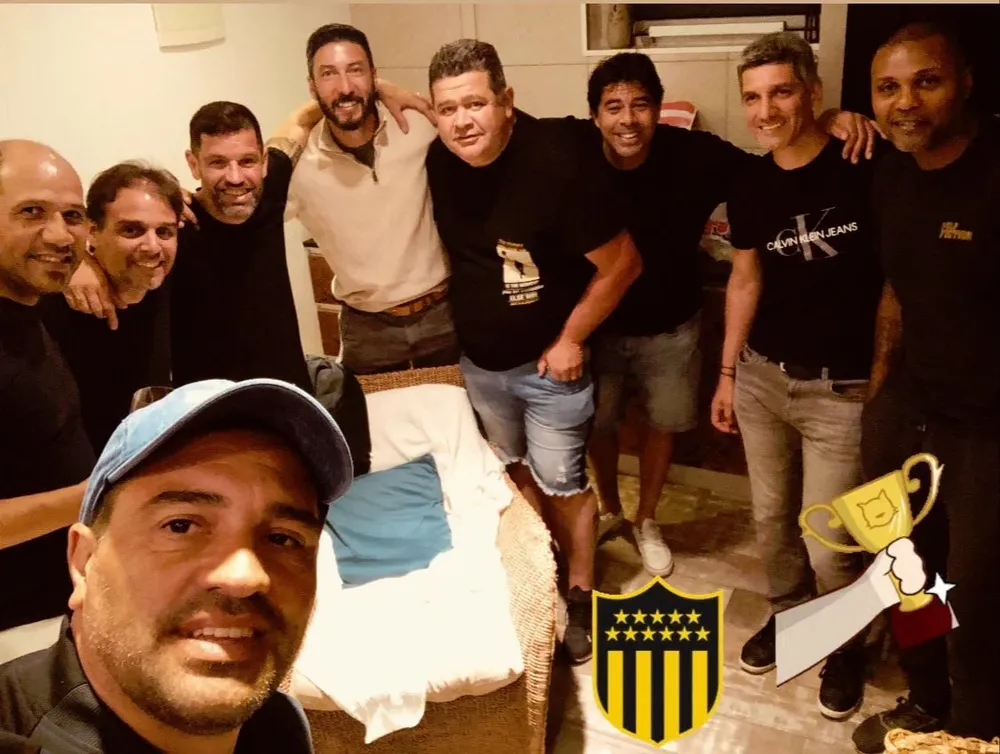 Fernando Petete Correa aparece junto a Richard Núñez, Antonio Pacheco, Juan Manuel Olivera, Carlos Grossmüller y Marcelo Zalayeta, entre otros, hinchando por Peñarol en la definición del Uruguayo ante Plaza Colonia