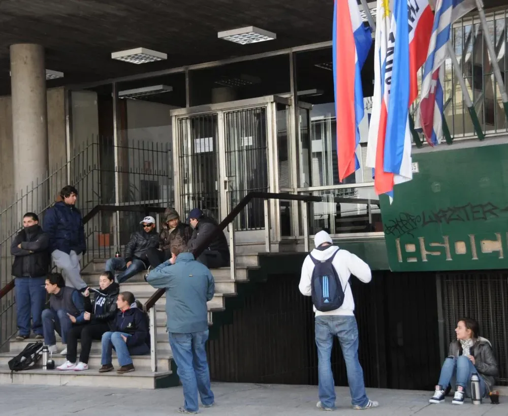 Hacen fila en la AUF para comprar entradas de Uruguay
