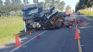 Así terminaron el camión y la máquina en la Ruta 2 de Soriano