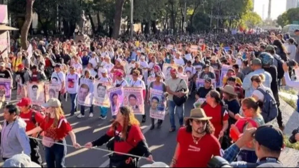 Miles de mexicanos reclaman el esclarecimiento de la desaparición de los 43 normalistas.