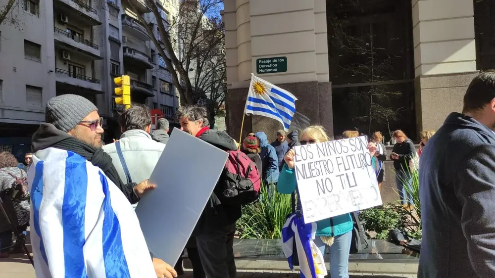 Manifestantes celebran la decisión del Poder Judicial de suspender la vacunación a menores de 13 años