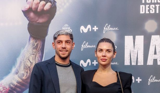 La elegancia de Federico Valverde y Mina Bonino en la presentación de una película en Madrid