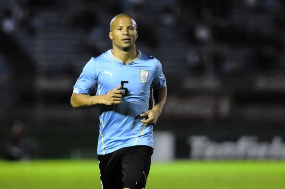 Carlos Sánchez, volante con proyección ofensiva, regresa a la formación de salida de Uruguay