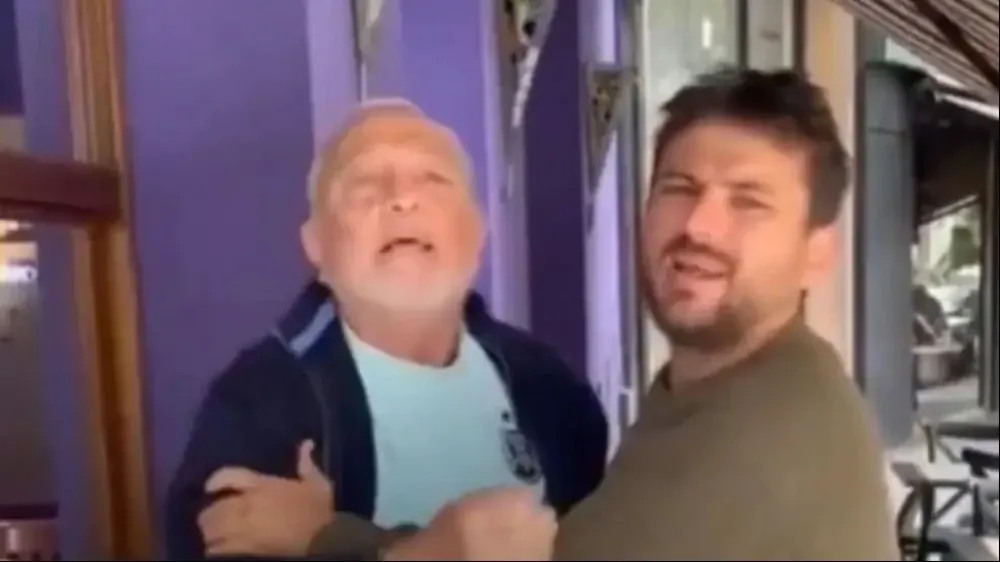 Juan Grabois conteniendo a su padre.