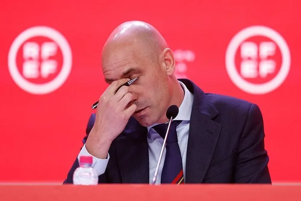 La RFEF solicita la dimisión de Luis Rubiales.