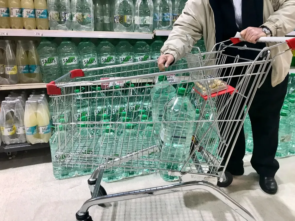 Los supermercados están veniendo bidones de forma extraordinaria