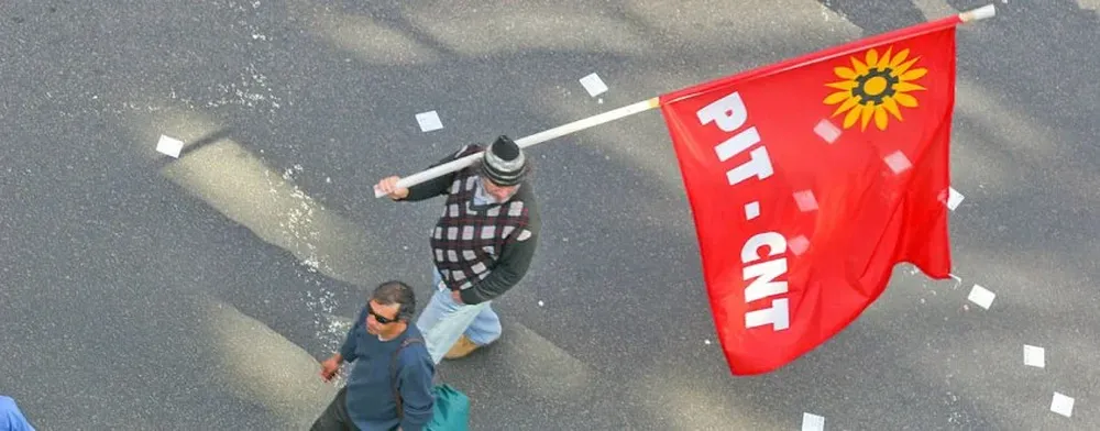 El Pit-Cnt prepara un paro general parcial para el 12 de noviembre debido al estancamiento de las negociaciones salariales, dijo en El Observador TV el director del Instituto Cuesta Duarte del Pit-Cnt, Milton Castellano.Esta ronda de negociación salarial sin duda viene peor que las anteriores en los gobiernos del Frente Amplio. Es la primer vez en 10 años en la que se da la posibilidad de que el trabajador pierda salario.Antes se discutía cuánto iba a ganar, pero nunca perder, afirmó Castellano, en entrevista con Mariano López.Es posible que el gobierno termine decretando en muchos grupos. Yo desearía que no, sería un retroceso en la negociación colectiva; es el peor escenario.Las negociaciones salariales están extremadamente estancadas en algunos casos, dijo Castellano. Puso como ejemplo los consejos de salarios de la prensa escrita y la vestimenta.