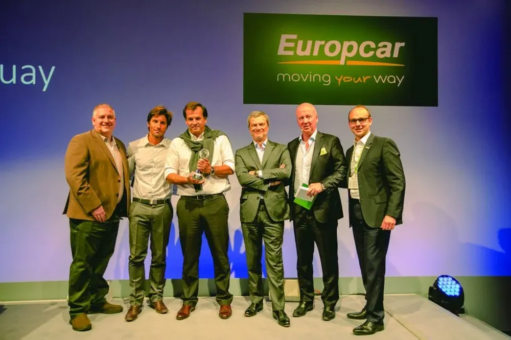 Juan M. Becerra y Guillermo Stewart reciben el premio en representación de Europcar Uruguay.
