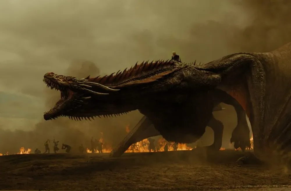 Daenerys Targaryen (Emilia Clarke) sobre su dragón, Drogon
