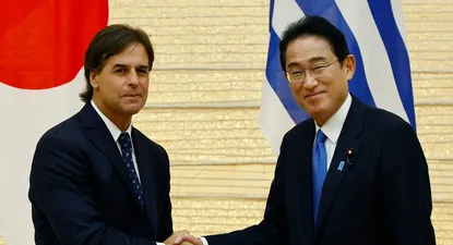 Luis Lacalle Pou y Fumio Kishida.