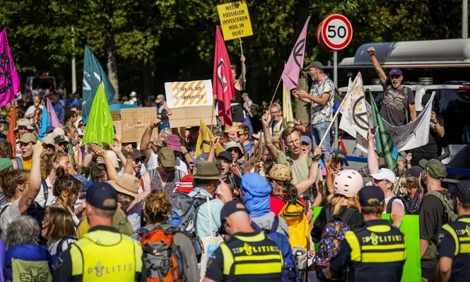 Miles de ecologistas cortaron una autopista en La Haya para protestar contra las energías fósiles