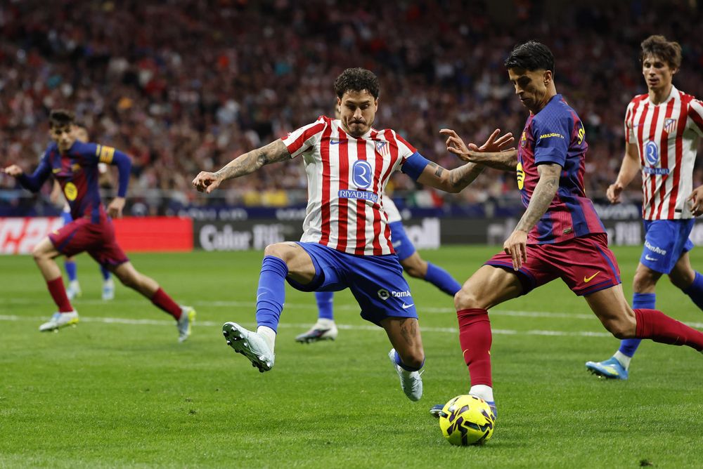 José María Giménez pelea un balón ante el defensa portugués João Cancelo
