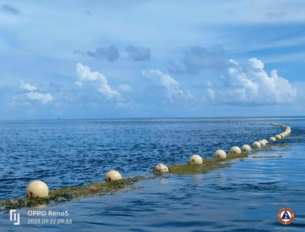 Una barrera flotante bloquea la entrada a la parte sureste de Scarborough Shoal, en el Mar de Filipinas Occidental.