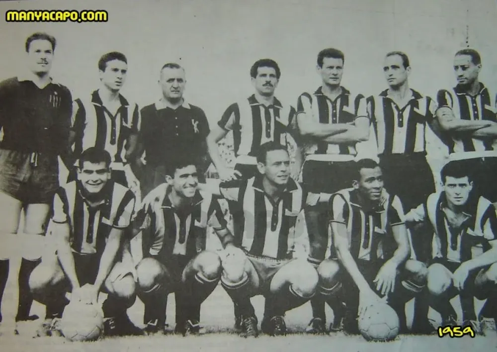 Atilio se acomoda los botines en el viejo Parque Central