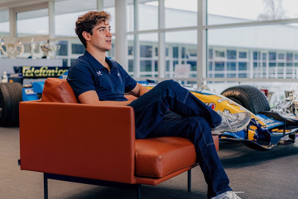 Colapinto posó junto al histórico Renault R25, el monoplaza con el que Fernando Alonso se coronó campeón en 2005.