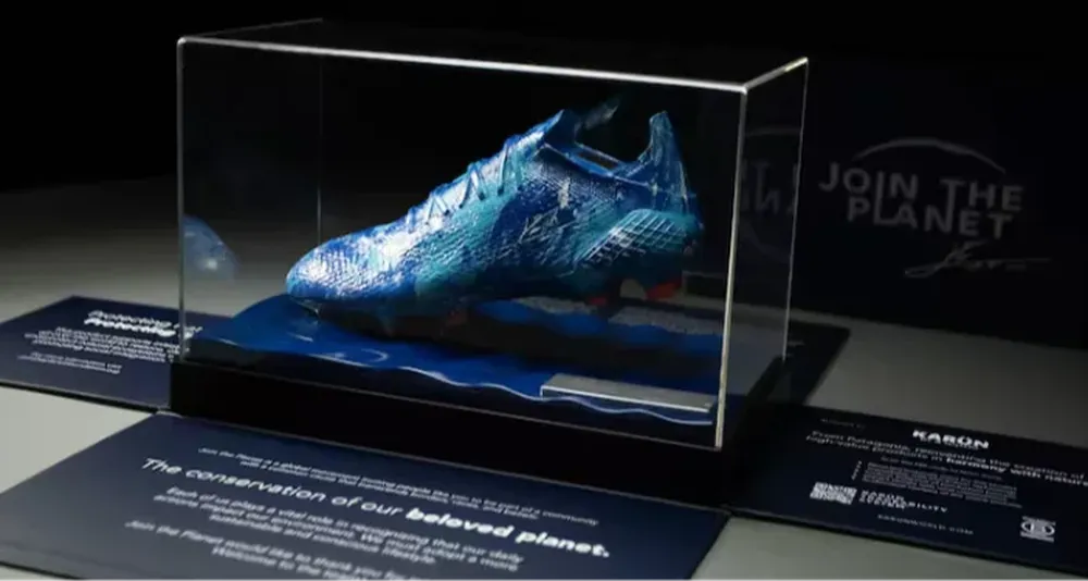 El botín que simula ser el planeta tierra elaborado con productos reciclados del río Paraná