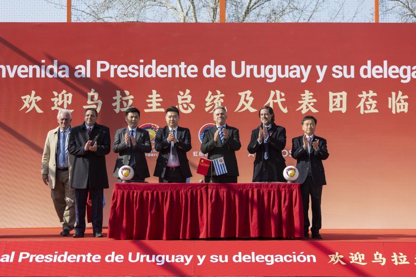 Eduardo Ache, integrante del comité ejecutivo de la AUF; Ignacio Alonso, presidente de la AUF, y Yamandú Orsi, presidente de la República, en la gira del gobierno uruguayo por China