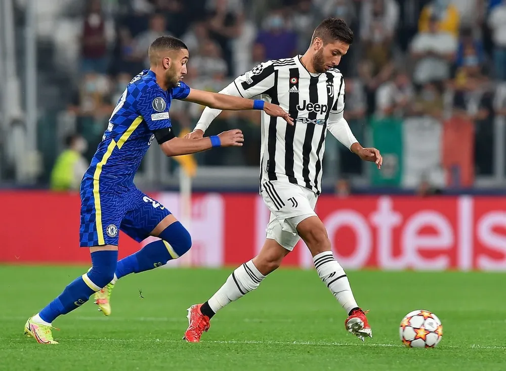 Bentancur escapando de Hakim Ziyech